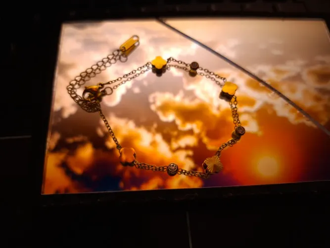 Pulseira Trevo e Ponto de Luz em Aço Inoxidável (Dourada)