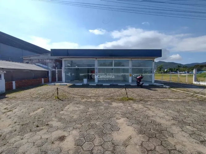 Loja comercial com 03 salas, banheiro, estacionamento, para locação em Vargem Pequena / Fl