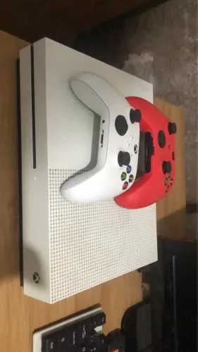 Xbox one s com 2 controles