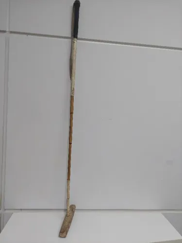 taco de polo antigo, também conhecido como "mallet", usado no esporte de polo.