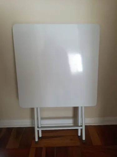 Mesa metálica dobrável