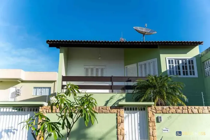 Casa Ampla à Venda com 4 Quartos na Rua Professor Manoel Ferreira Preço Reduzido! - Campo