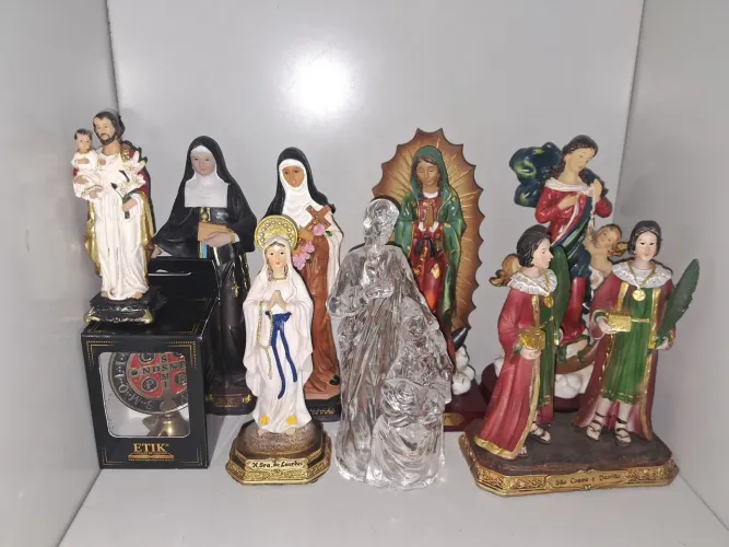 Coleção de Esculturas Religiosas - 8 imagens, 2 crucifixos e 1 medalha