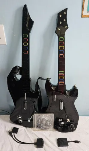 Kit para PS3 com 2 guitarras sem fio + jogo Beatles Rock Band original