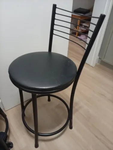 Três Banquetas baixas de cozinha por 130 reais