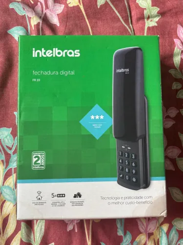 fechadura digital Intelbras FR 10, modelo de sobrepor, com abertura por senha numérica. 