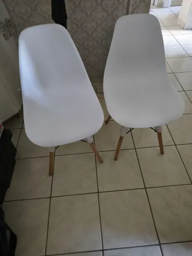 Vendo 2 cadeiras brancas excelentes