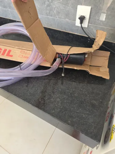 Contêiner 1000LT e bomba combustível 