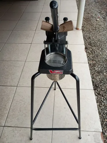 Amassador de batatas com tripé Vitaflex