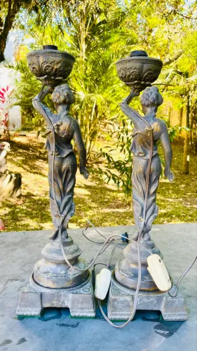 Par de Abajur Figura Feminina em Petit Bronze de Arthur Guarisse - 50 cm | 3,8 kg