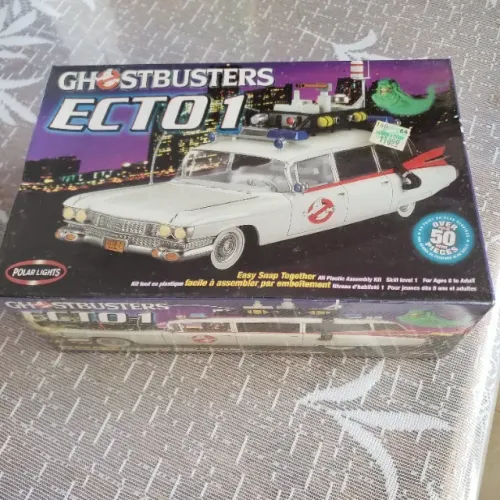 Kit de montagem da Polar Lights do veículo Ecto-1 dos Caça-Fantasmas