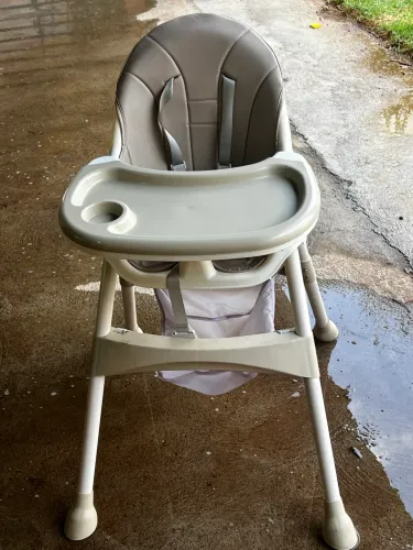 Vende uma cadeirinha de alimentação 
