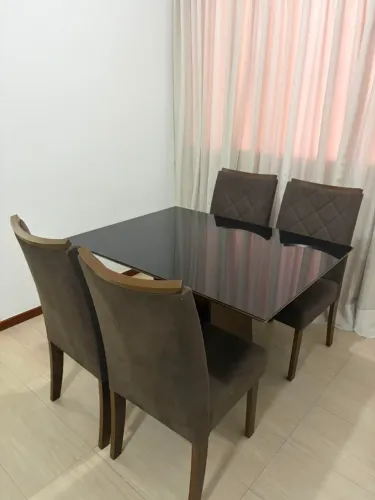 Mesa de vidro com 4 cadeiras estofadas