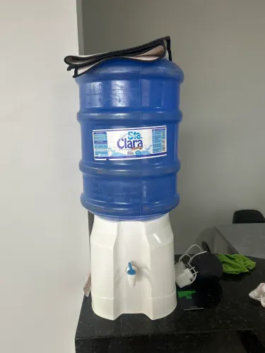 Suporte e galao de agua