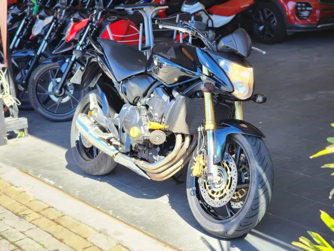 Hornet CB600F 2011 - Revisada, muito bem cuidada ! Venha conferir pessoalmente.