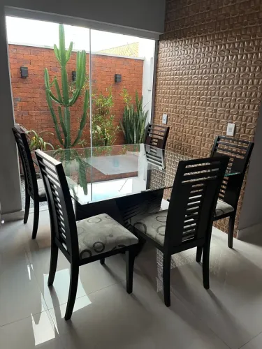 Mesa de vidro com 6 cadeiras
