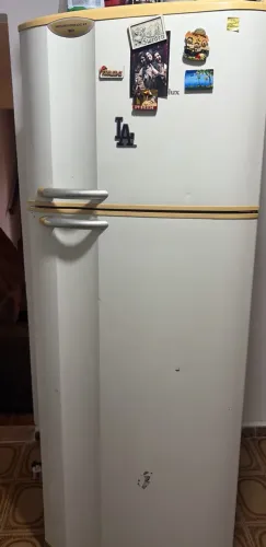 Vendo geladeira por motivos de viagem