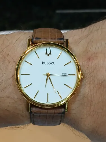 Relógio Bulova clássico caixa dourada e pulseira de couro