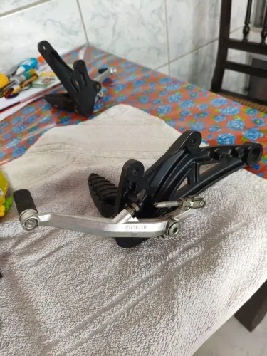 Pedaleiras originais e manetes de freio e embreagem e bolha frontal Ducati Diavel