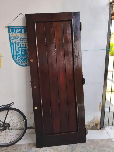 Vendo porta de madeira de lei muito boa em excelente estado de conservação