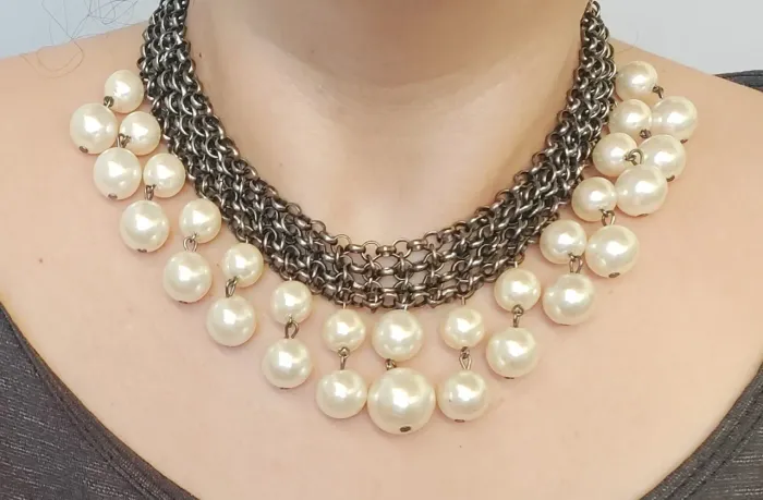 Colar bijoux pérolas faux com metal