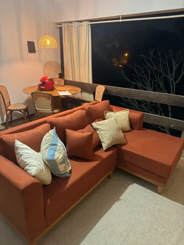 Sofá terracota com chaise e pés de madeira