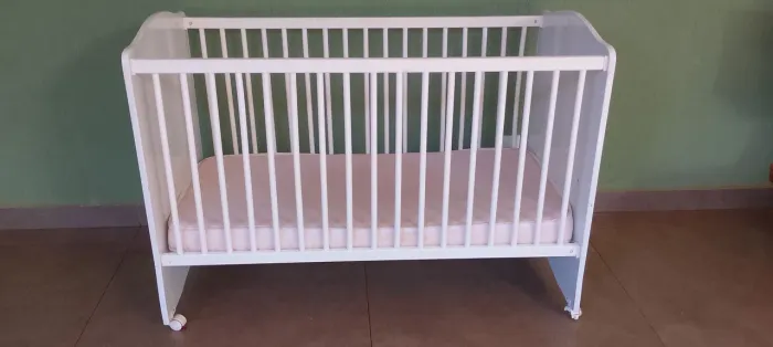 Berço branco usado com colchão