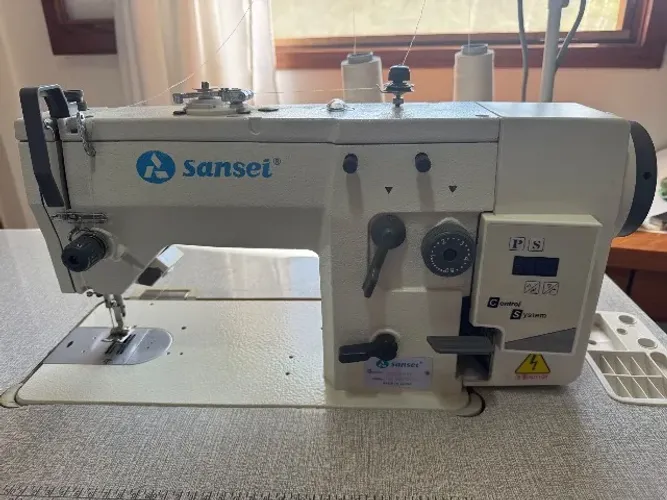 Máquina de costura industrial Sansei zig-zag e reta 110V