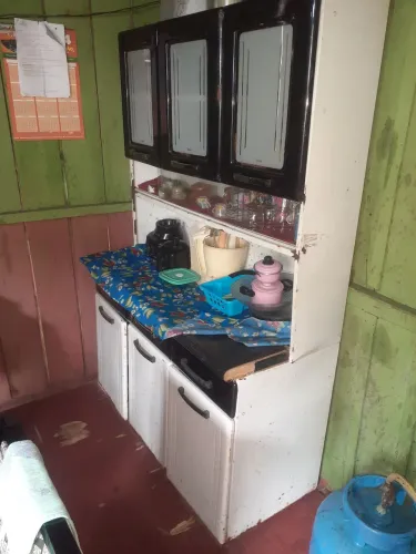 Cozinha de ferro usada sem os pés 