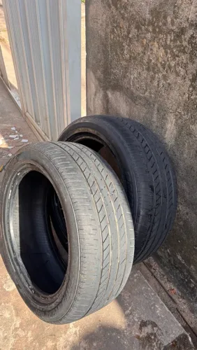 Pneu 2 unidades Bridgestone usado 215/50 aro 17