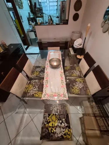 Conjunto: Mesa de Jantar 6 lugares e aparador 