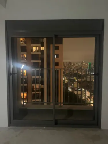 PORTA DE CORRER 2 FOLHAS COM PERSIANA AUTOMÁTICA 200x230