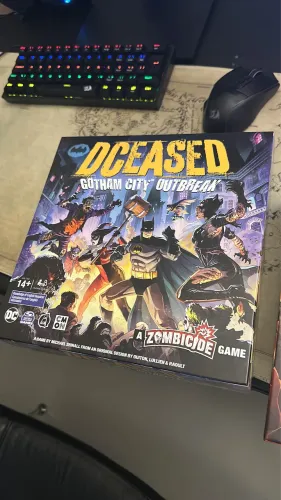 DCeased Gotham City Outbreak + INSERT e Sleeves
