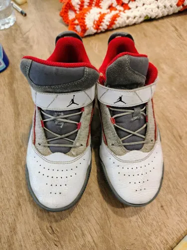 tênis jordan infantil branco e vermelho tamanho 31