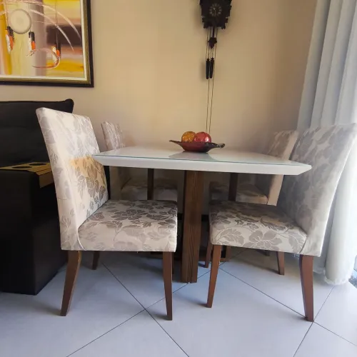 Mesa com quatro cadeiras 