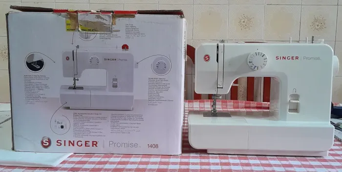 Máquina de costura Singer Promise semi nova de pouco uso