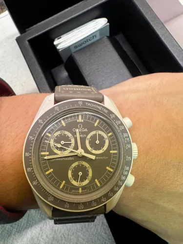 Relógio Omega Speedmaster edição especial Mission on Earth