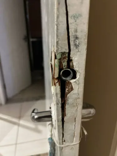 Antes e depois (Reparo em porta)