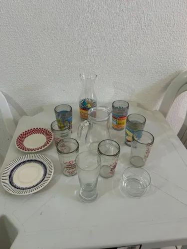 Jogo de copos e pratos coloridos