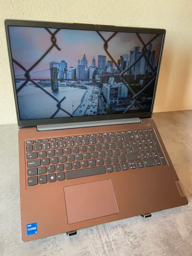 Lenovo i5 11ª Geração / IrisXe Graphics / 8GB RAM / 256GB SSD / Tela 15.6? FullHD