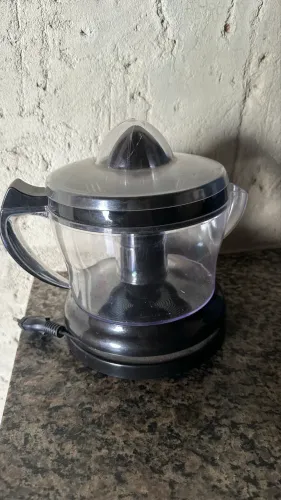 Vendo cafeteira elétrica e expremedeira de suco
