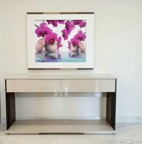 Kit Decorativo: Aparador Moderno com Tampo de Vidro + Quadro Grande Orquídeas