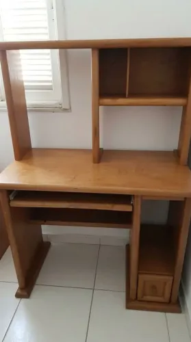 Escrivaninha e estante para computador