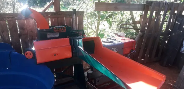 Picadeira de capim com motor a diesel (óleo) - Completa