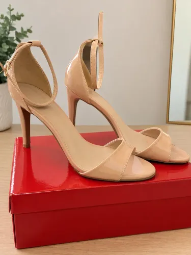 Sandália de salto fino nude 39