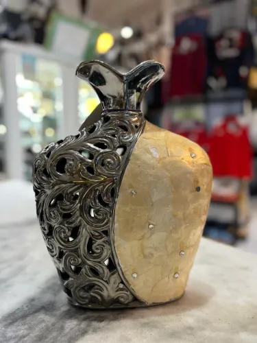 Vaso decorativo moderno de cerâmica pérola com detalhes em pedrarias.