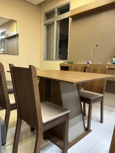 Mesa de jantar com 4 cadeiras