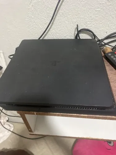 PS4 Slim 1TB funcionando perfeitamente. Acompanha controle original, cabo HDMI e fonte.