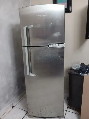 Vende-se uma geladeira brastemp 