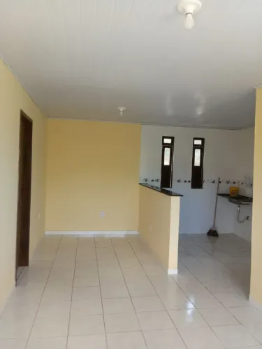 Alugo casa bem estruturado